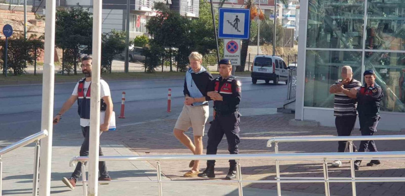 У Анталії українець на автомобілі збив на смерть двох азербайджанців, які його пограбували (фото, відео) У Анталії українець на автомобілі збив на смерть двох азербайджанців, які його пограбували (фото, відео)