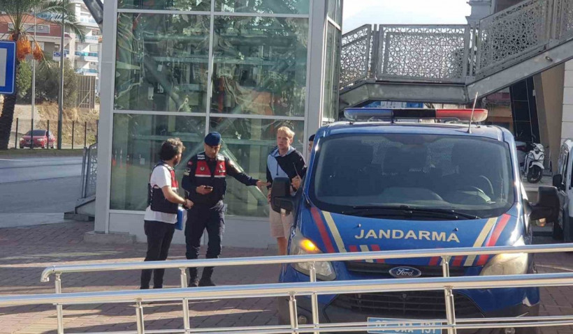 У Анталії українець на автомобілі збив на смерть двох азербайджанців, які його пограбували (фото, відео) У Анталії українець на автомобілі збив на смерть двох азербайджанців, які його пограбували (фото, відео)