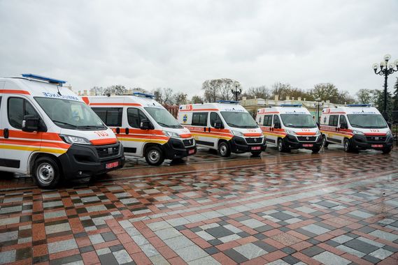 Центри «екстренки» в найбільш постраждалих від війни областях отримали 5 автівок швидкої допомоги 