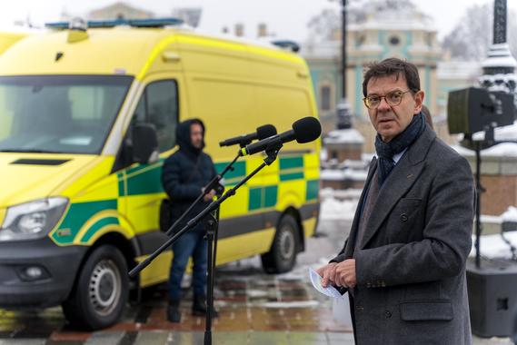 Україна отримала 7 автівок швидкої медичної допомоги від посольства Швейцарії 
