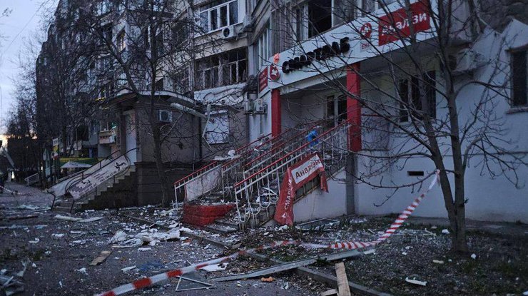 Росіяни вдарили по Херсону: пошкоджені будинки та лікарні, є жертви (фото)