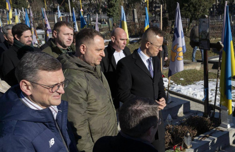 Єрмак, Кулеба та Сійярто вшанували пам’ять загиблих захисників в Ужгороді (відео)