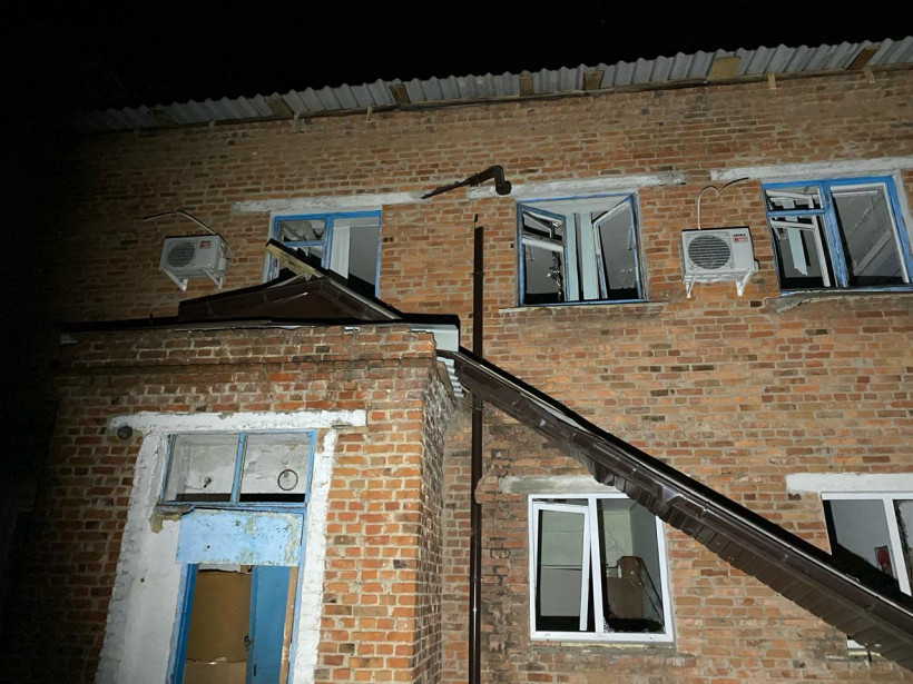 Рашисти вдарили авіабомбою в лікарню на Харківщині (фото)