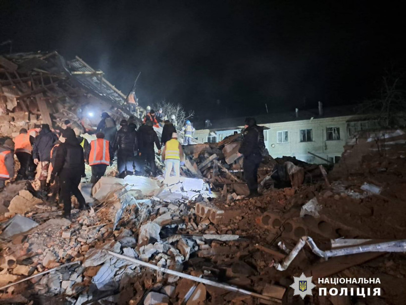 Окупанти вдарили С-300 по будинку у Великому Бурлуці: загинули двоє, під завалами люди (фото)