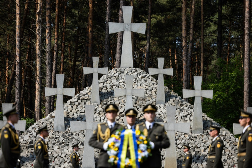 Зеленські відвідали "Биківнянські могили" та вшанували пам’ять жертв політичних репресій (відео)