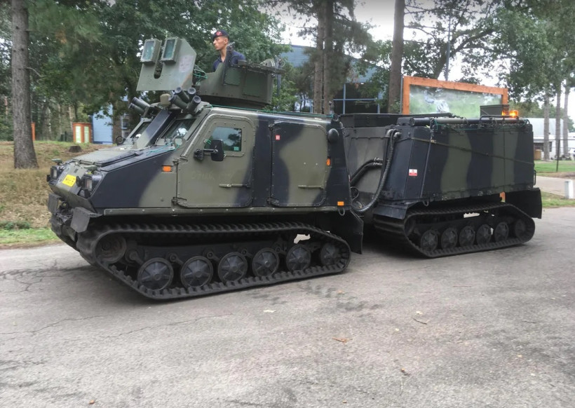 Нідерланди передають Україні 28 гусеничних бронемашин Viking Bandvagn S10