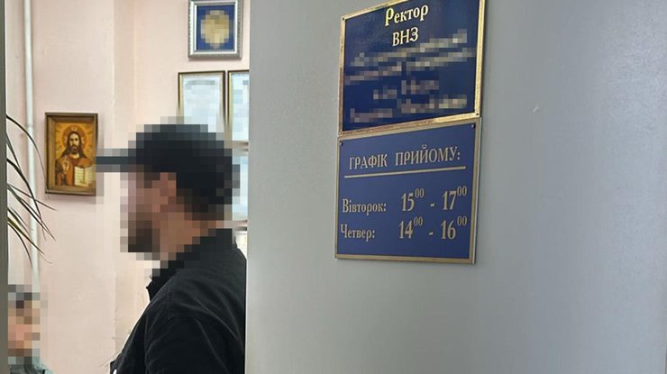 В Ужгороді затримали ректора університету через зарахування 225 фейкових "студентів-ухилянтів" (фото, відео)