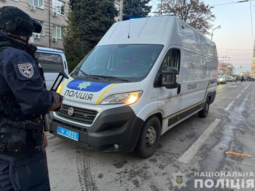 У Дніпрі біля ТЦК стався теракт, один поліцейський загинув, двоє поранені (відео)