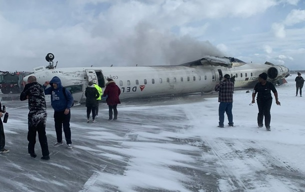 В Торонто самолет перевернулся вверх дном: в сеть попали кадры с места события