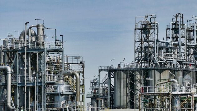 Цены на нефть снизились из-за ослабления конфликта на Ближнем Востоке и ожидаемого роста добычи ОПЕК+. Попытки спроса также под давлением из-за спада в Китае.