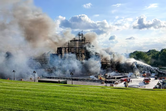 Главная сцена Tomorrowland в Буме полностью сгорела. Фестиваль продолжается. Причина пожара неизвестна, пострадавших нет, идет расследование.