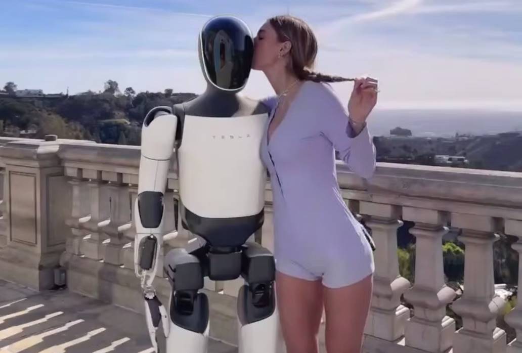 Анна Малигон — модель OnlyFans, привлекшая внимание глобальных медиа через видео с роботом Tesla Optimus. Как украинка попала в высокотехнологичную рекламную кампанию