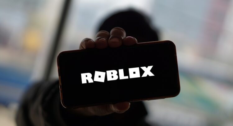 Акции Roblox выросли после апгрейда Wolfe Research до «покупать». Аналитики прогнозируют рост бронирований и рекламных доходов в 2026 году.