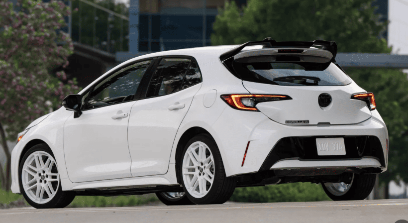 Toyota представила Corolla Hatchback 2026 с новой ретро-версией FX Edition, расширенным пакетом безопасности и обновлёнными комплектациями.