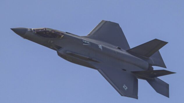 Польские F-35 сбивали российские дроны ракетами по €400 тыс. Эксперты Bild считают такую тактику неэффективной и затратной для обороны НАТО.