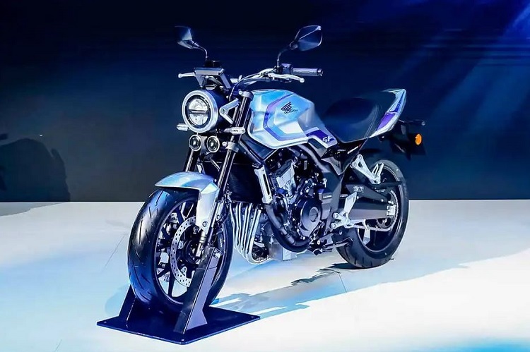 Honda представила новинки: CB500 Super Four и CBR500R Four. Оба мотоцикла оснащены новым четырехцилиндровым двигателем, с автоматизированной системой сцепления Honda e-Clutch.