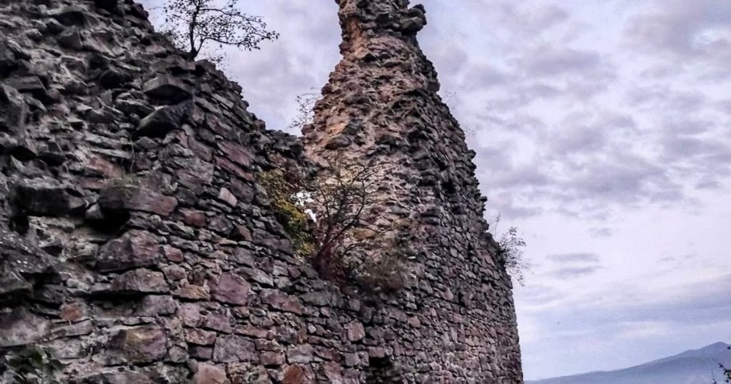 Виноградовский замок в Закарпатье — руины на Черной горе, где история и тишина создают уникальную атмосферу для туристов и исследователей.