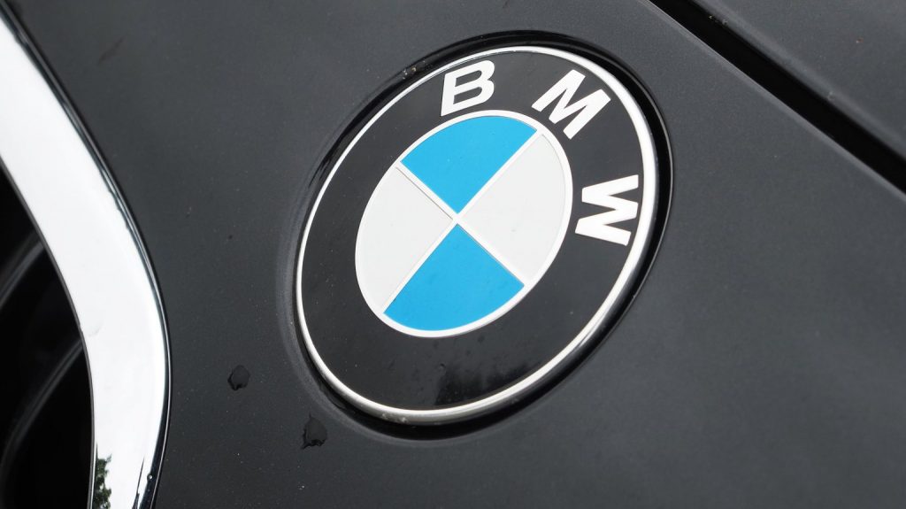 BMW отзывает более 300 000 автомобилей по всему миру из-за проблем с стартером, которые могут привести к пожару. Ожидаются значительные финансовые расходы.