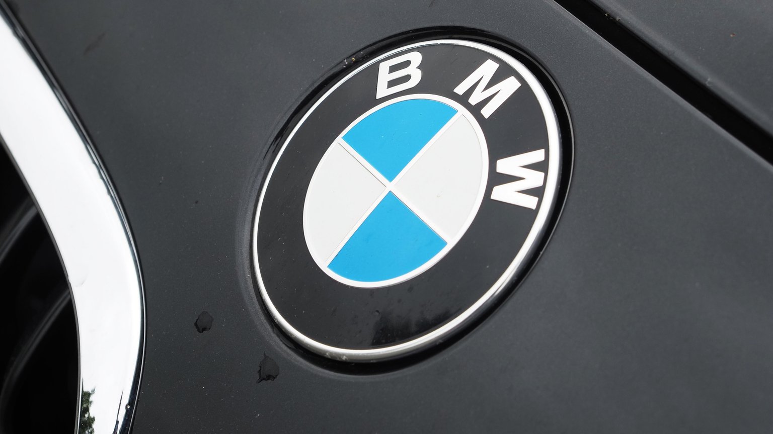 BMW отзывает более 300 000 автомобилей по всему миру из-за проблем с стартером, которые могут привести к пожару. Ожидаются значительные финансовые расходы.
