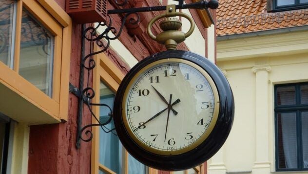 В Украине сезонный перевод времени останется в силе до 2025 года. Переход на зимнее время запланирован на 26 октября 2025 года.