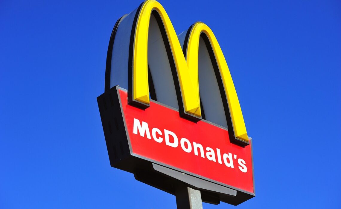 McDonald’s представил осеннее меню: Латте и Капучино с жареным маршмеллоу и МакПирог с черникой. Вкусы, которые возвращают тепло осени.