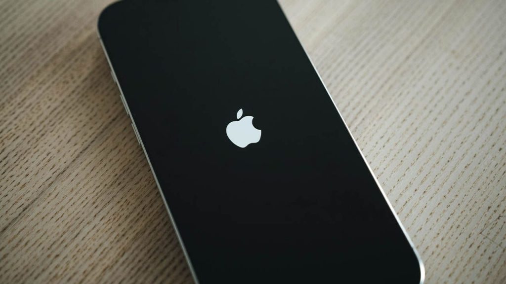 iPhone 17 получил скрытые, но значимые улучшения: фронтальную камеру, Wi-Fi 7, быструю зарядку, Live Translation и дисплей ProMotion.