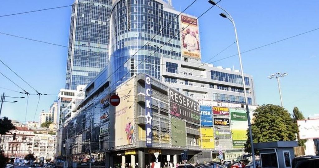 ТРЦ «Гулливер» в Киеве временно закрыт из-за конфликта между банками и бывшим владельцем. Срок возобновления работы пока не определён.