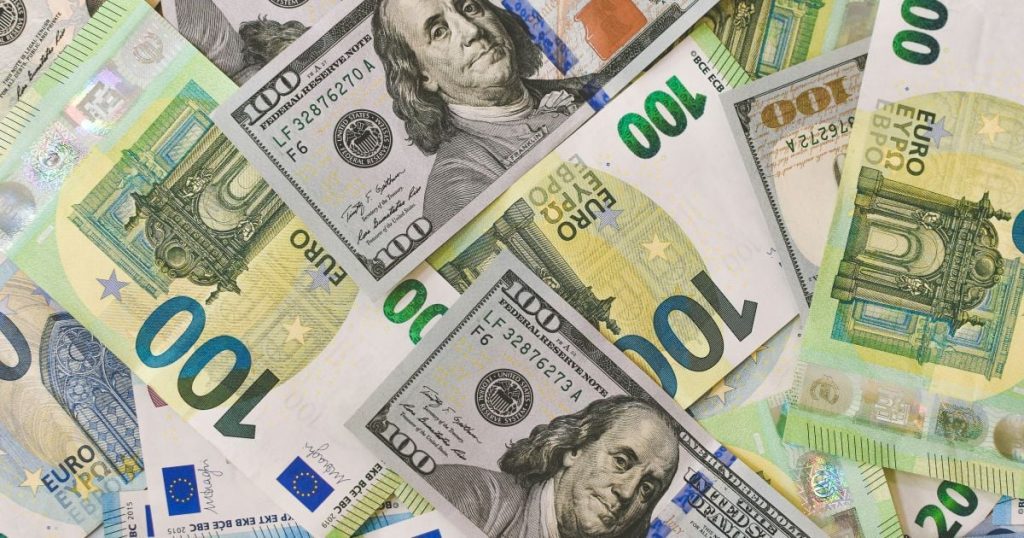 НБУ опубликовал курс валют на 8 октября: доллар подешевел до 41,31 грн, евро — до 48,17 грн, злотый — до 11,32 грн. Гривна укрепляется на рынке.