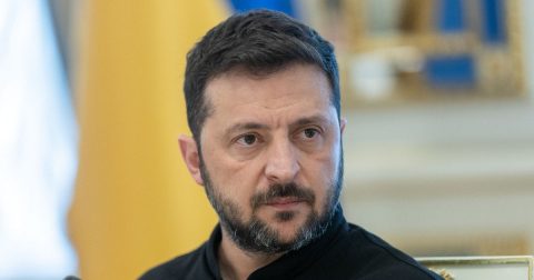 Президент Зеленский заявил, что Украина не отдаст Донбасс, несмотря на требования России о выводе войск. Позиция Киева остаётся неизменной.