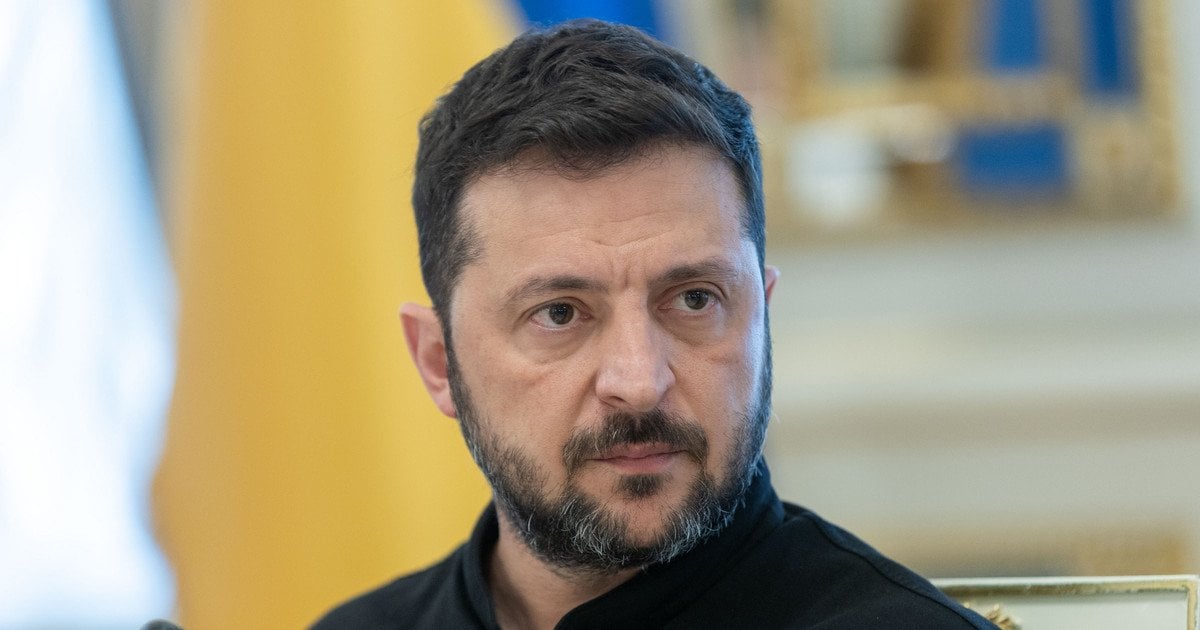 Президент Зеленский заявил, что Украина не отдаст Донбасс, несмотря на требования России о выводе войск. Позиция Киева остаётся неизменной.