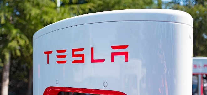 Tesla превзошла все автопроизводители по рыночной стоимости, но продажи падают. Маск обещает развитие роботакси и искусственного интеллекта. Будущее компании под вопросом.