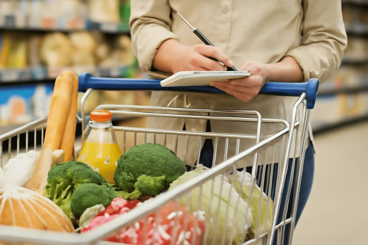 Узнайте, как правильно покупать продукты, чтобы не переплачивать. Советы по планированию покупок, выбору магазинов и продуктов со скидками