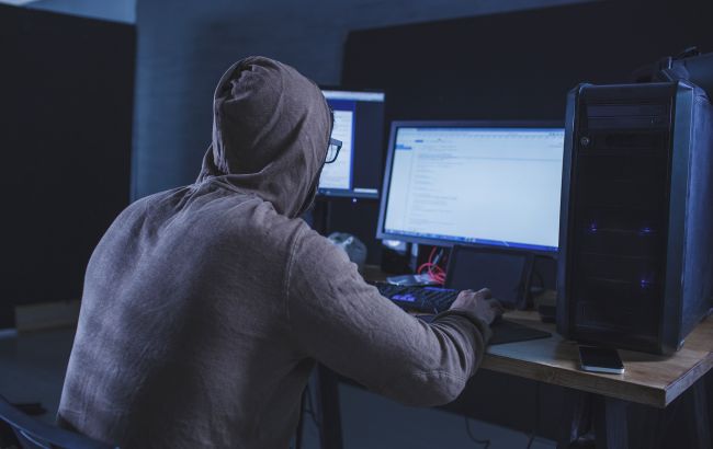 Украинская полиция разоблачила группу, использовавшую DeepFake для оформления кредитов на граждан. Мошенники обманули сотни людей на миллионы гривен.