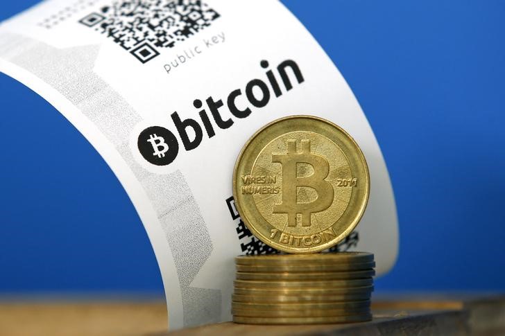 Биткоин упал на 13%, обновив минимум с 2022 года. Эфириум просел на 16%, капитализация рынка криптовалют сократилась более чем на $300 млрд.
