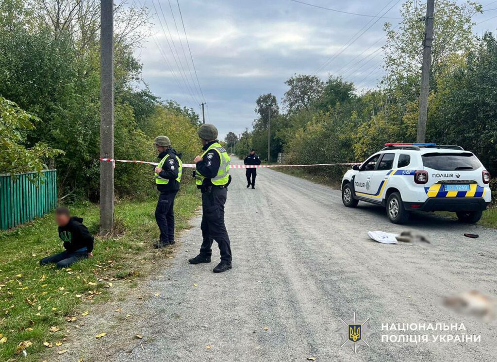 В Житомирской области пьяный мужчина во время ссоры убил жену, 9-летнюю дочь и домашних животных. Подозреваемому грозит пожизненное заключение.