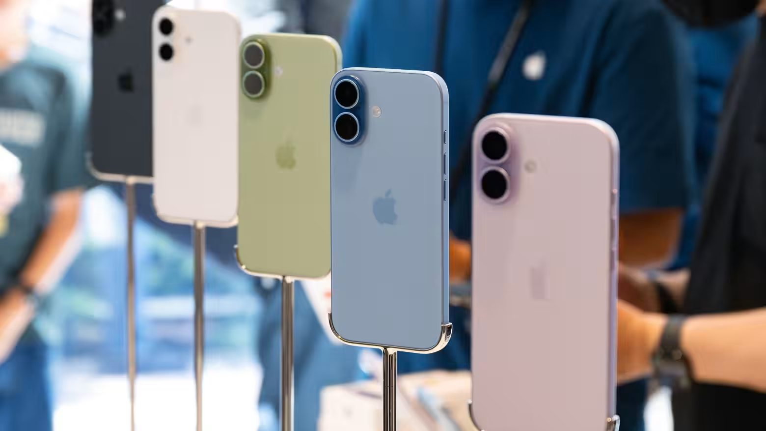 Apple резко сокращает выпуск iPhone Air из-за слабых продаж. Самый тонкий смартфон компании не оправдал ожиданий покупателей и поставщиков.