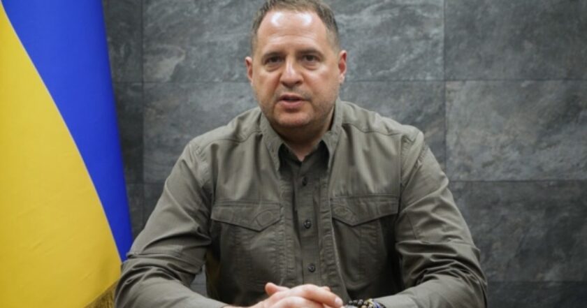 Зеленский подписал указ об увольнении Андрея Ермака после его заявления об отставке и обысков НАБУ. Рассказываем, что известно и какие шаги планирует власть