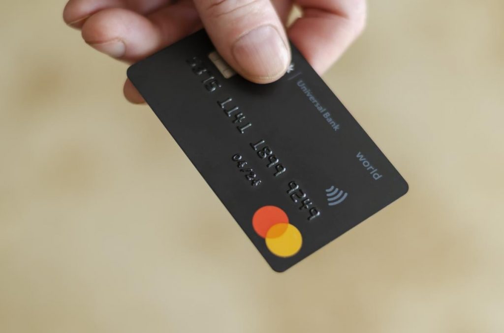 Monobank запустил совместные карты в Украине — пользователи могут делиться счетом с близкими, устанавливать лимиты трат и контролировать операции в реальном времени.