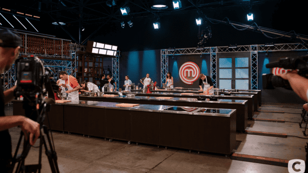 В 13 выпуске МастерШеф-16 участники впервые прошли парное испытание и гендерный батл. По итогам Битвы чёрных проект покинул учитель биологии Юрий Котляр