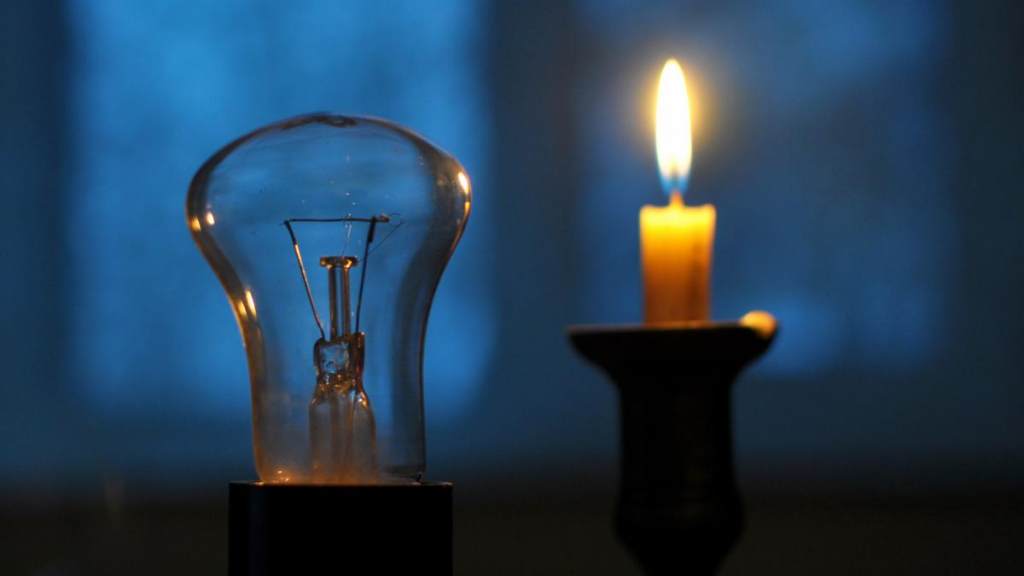 «Укрэнерго» сообщило о графиках отключения электроэнергии на 22 ноября: ограничения продлятся сутки, одновременно будут отключать от 1 до 3,5 очередей