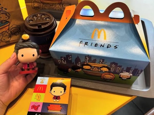 McDonald’s начал тестировать Friends Menu в Киеве и области. В наборах уже доступны коллекционные фигурки героев сериала «Друзья». Официальный старт — 26 ноября.