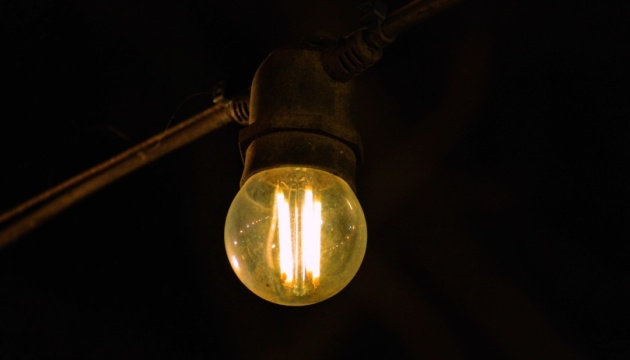 26 ноября в Украине будут действовать погодинные отключения света. Узнайте о графиках и ограничениях для бытовых и промышленных потребителей.