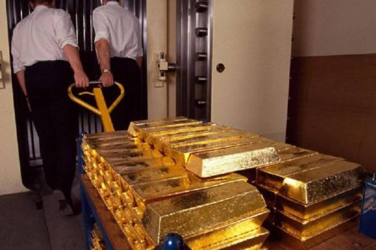 Россия впервые начала реальные продажи физического золота из резервов. Центробанк повторяет операции ФНБ, что резко сокращает ликвидные активы государства.