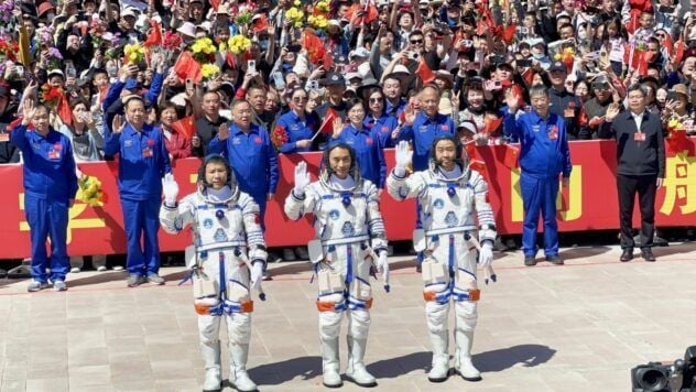 Трое китайских астронавтов остались на орбите после удара обломка в корабль Shenzhou-20. Возвращение на Землю отложено на неопределённый срок.