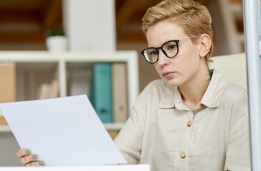 В 2026 году молодые учителя получат фактическое повышение зарплат лишь на 33% вместо заявленных 50% из-за действия доплат до минимальной оплаты труда