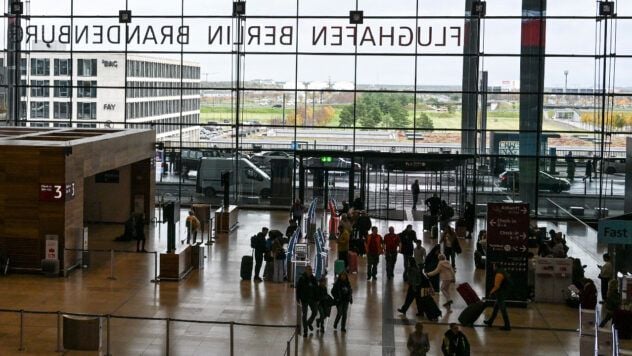 Аэропорт Берлин-Бранденбург временно приостановил работу из-за появления неизвестного дрона. Десятки рейсов были задержаны или перенаправлены в другие города Германии.