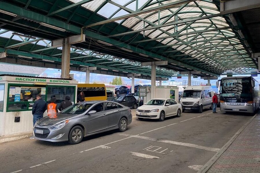 На границе Украины с Польшей образовались многочасовые очереди. В Краковце и Шегинях зафиксирован рекордный пассажиропоток — более 75 тыс. человек за сутки