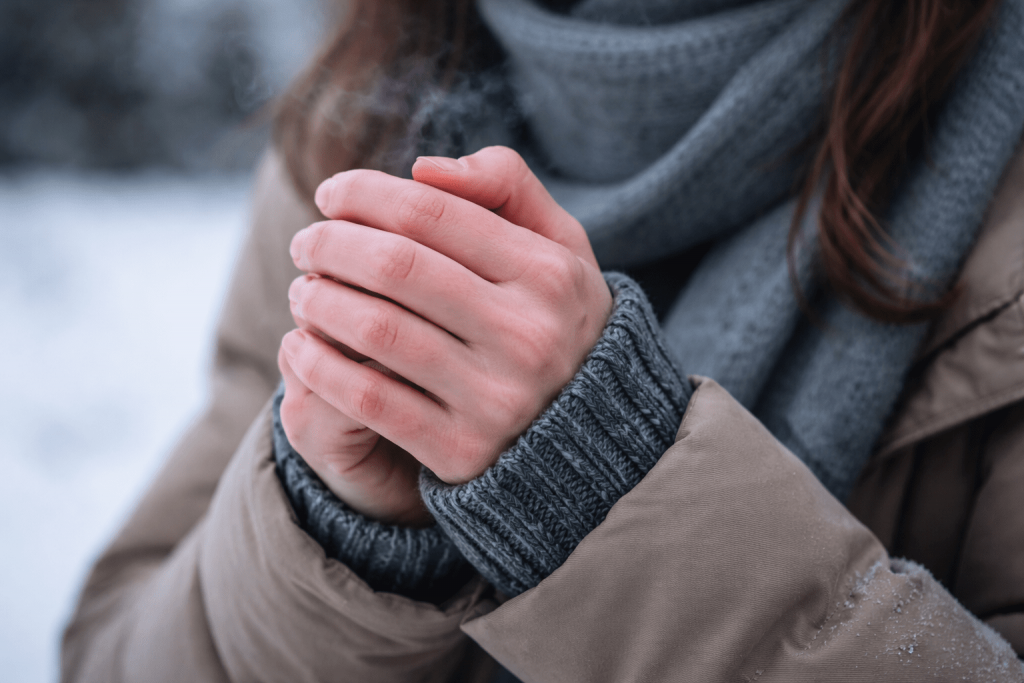 Постоянно холодные руки и онемение пальцев — причины, риски и практические шаги для улучшения кровообращения и снижения сосудистого спазма.