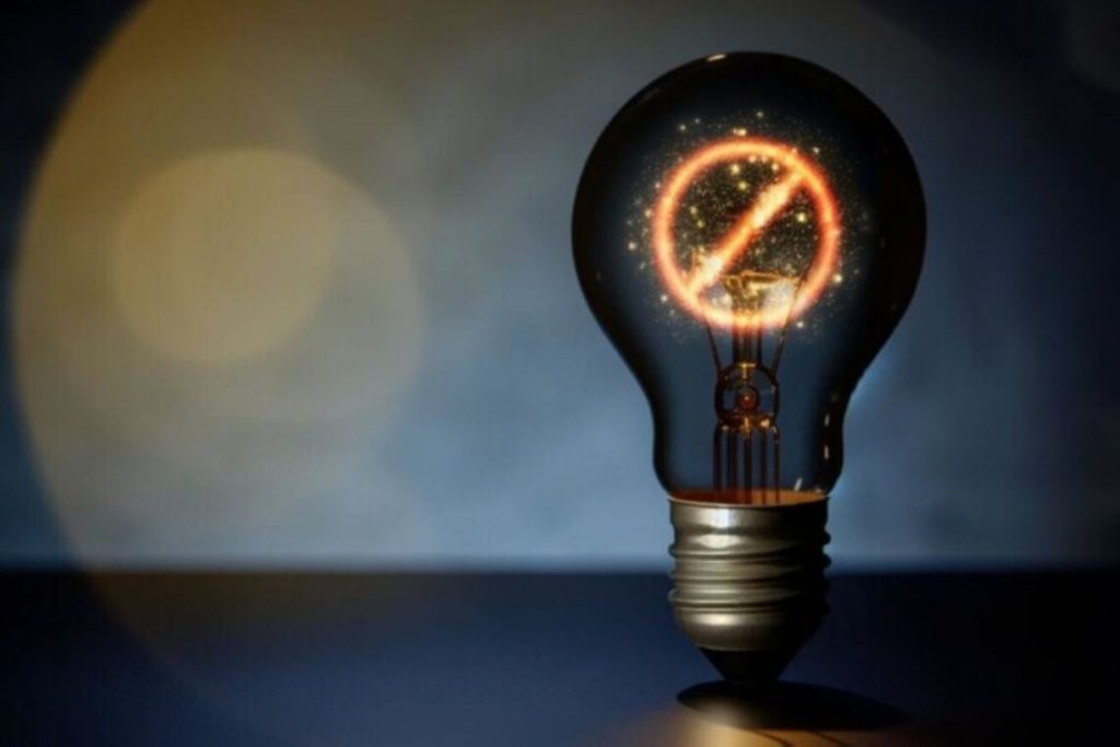 В Украине 4 декабря продолжат отключать свет по графикам из-за обстрелов энергетических объектов. Детали от "Укренерго" о отключениях света