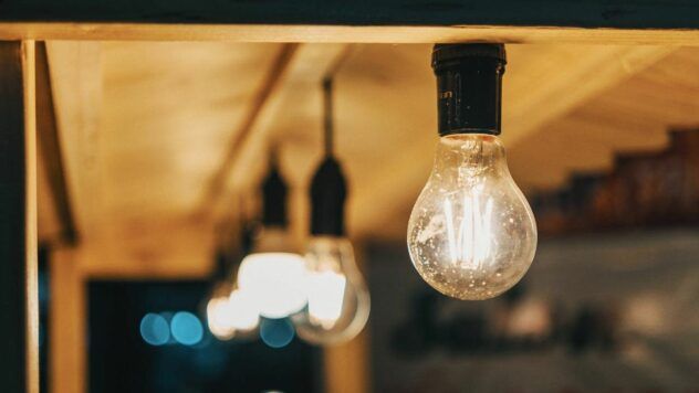 Укрэнерго сообщило, что 12 декабря по всей Украине продолжатся почасовые отключения света. Режим может меняться, обновления публикуют региональные облэнерго.